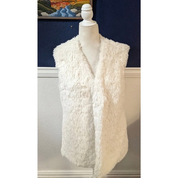 Collection by Bernardo White Faux Fur Vest Sleeveless Boho Hippie Sz - Picture 1 of 6